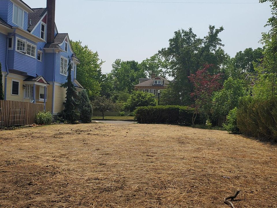 1st image of 814 W South St