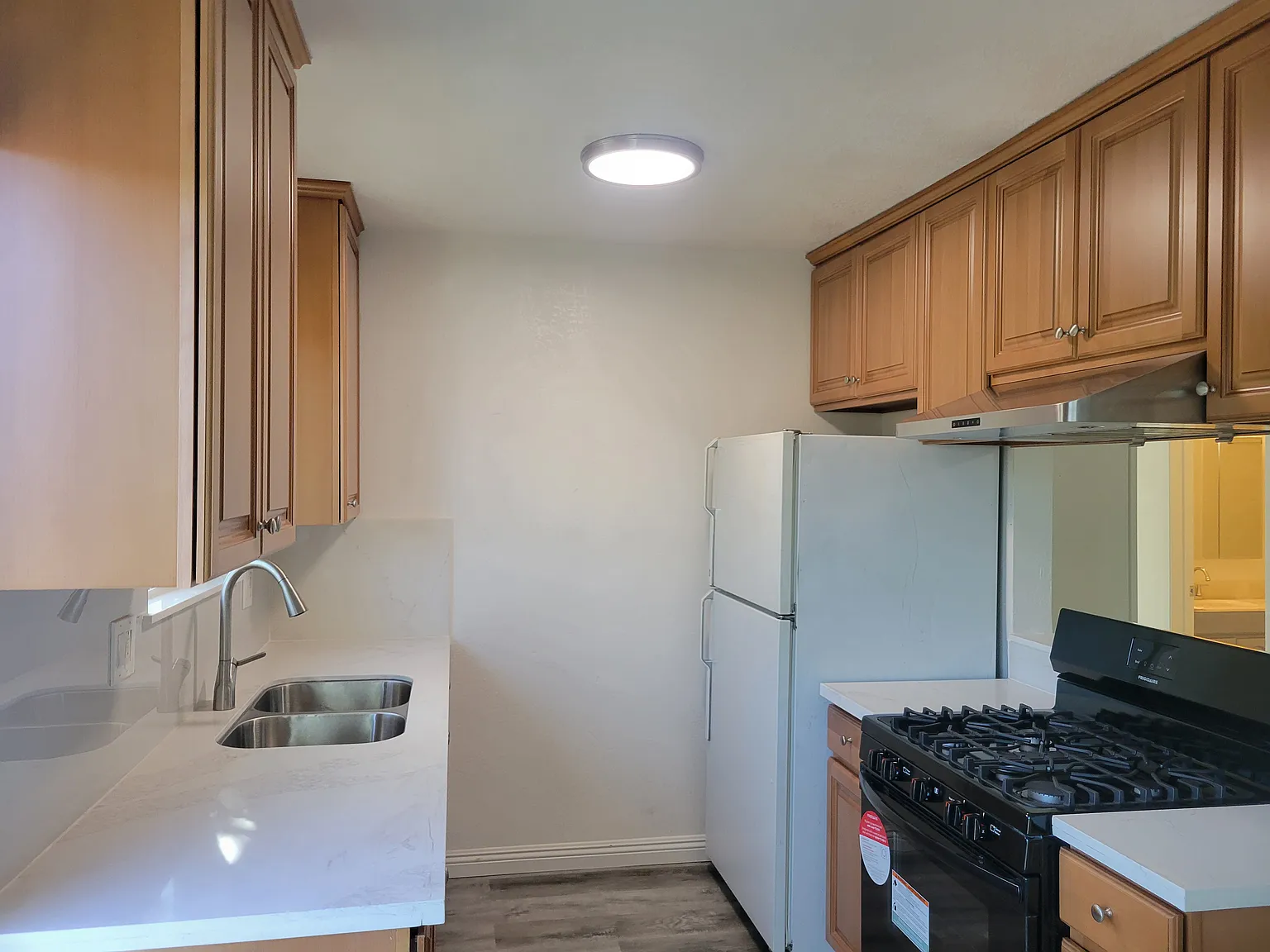 2 bed, 850 sqft, $2,300 — Photo 3