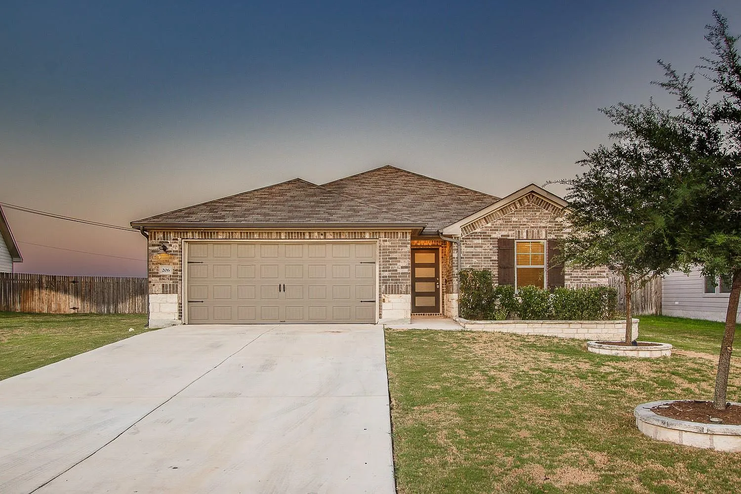 4 bed, 2.0 bath, 1907 sqft, $2,150 — Photo 1