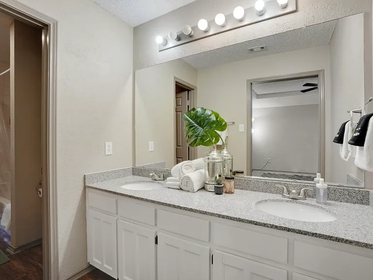 525 Essex Pl — Photo 8