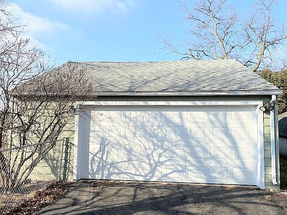 2nd image of 411 Bentley Dr