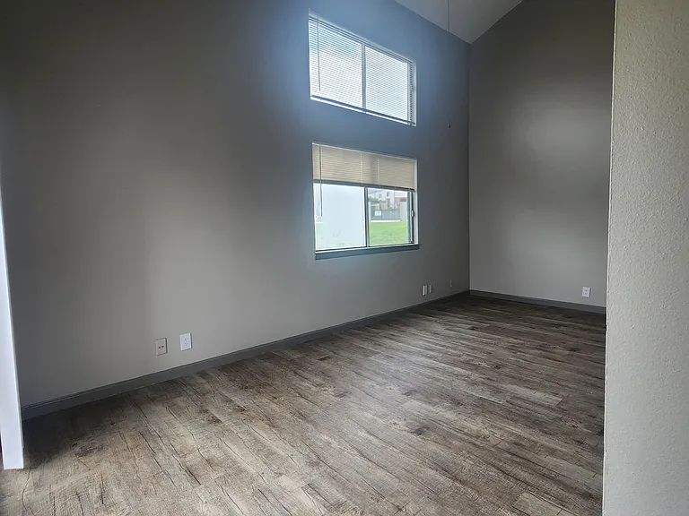 3810 N 111th Plz — Photo 2