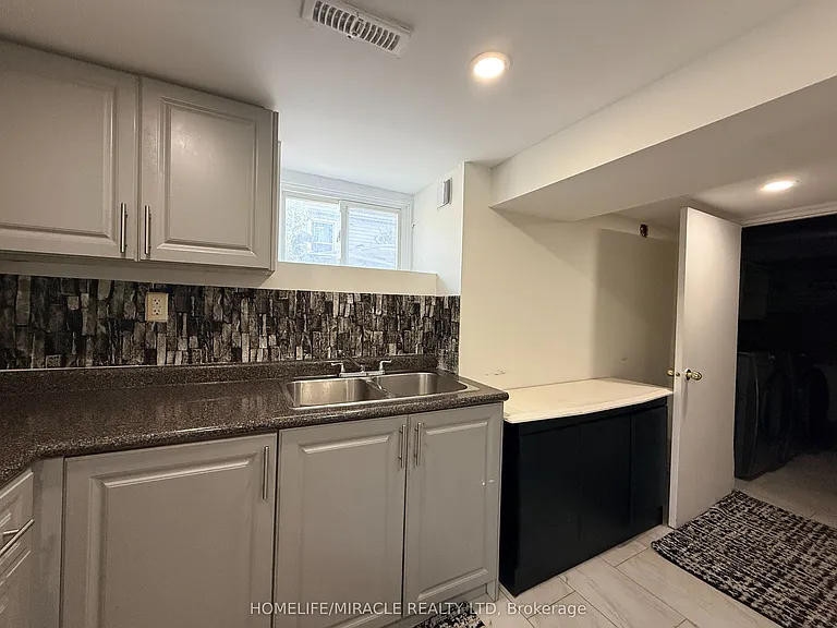 755 Somerville St — Photo 4