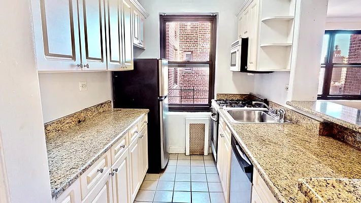 Sold by Bizzarro Agency | media 2