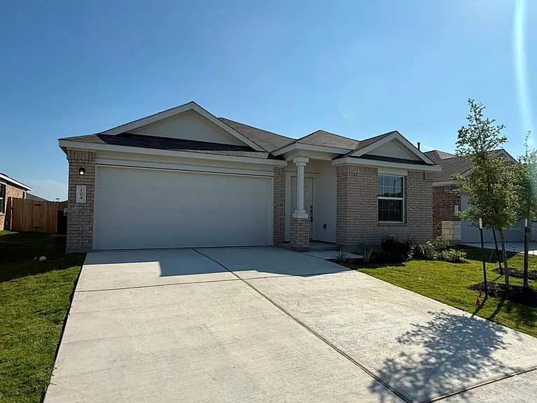 104 Donnington Dr — Photo 2