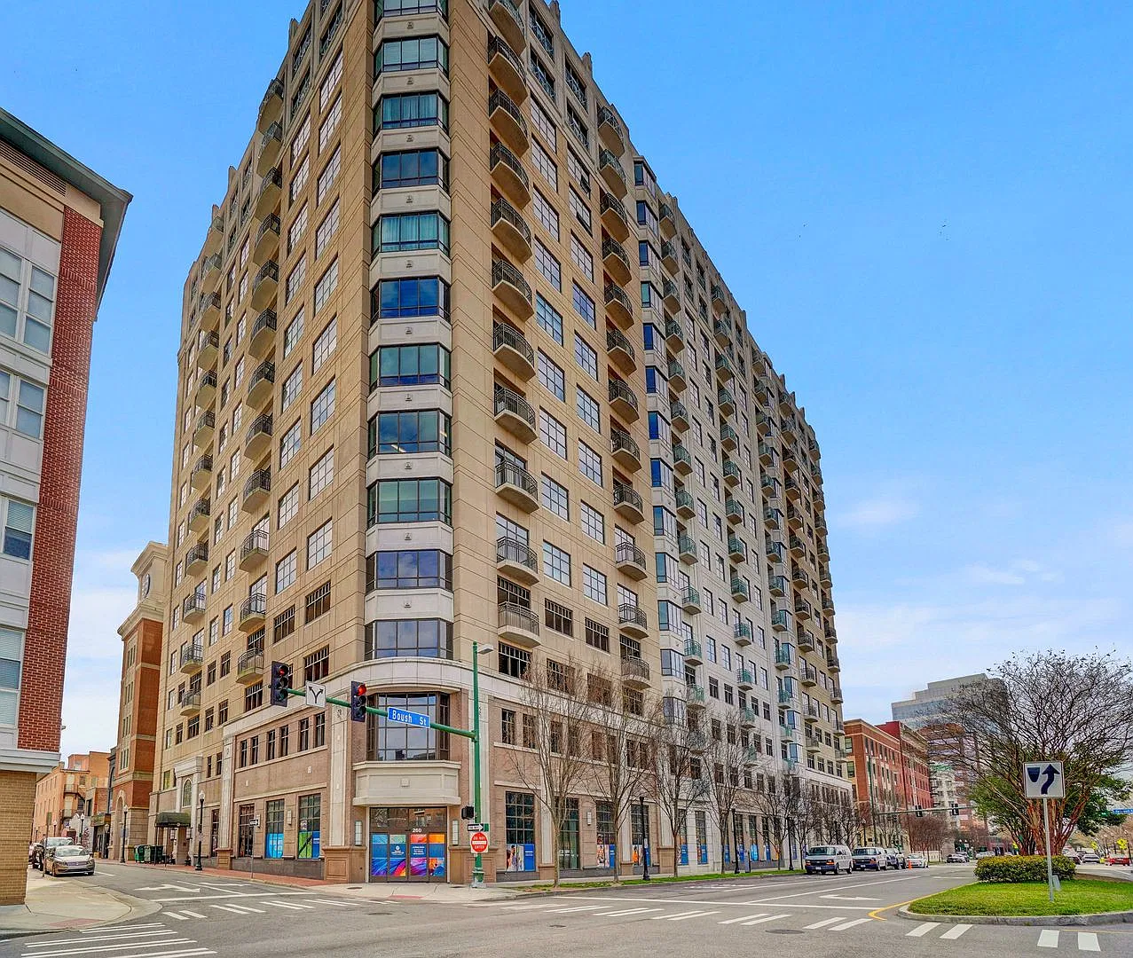 Super-Cool Lower Penthouse Condo Available 12-07-26!! Secured Entry, Garage Parking, Pet-Friendly! — Photo 1
