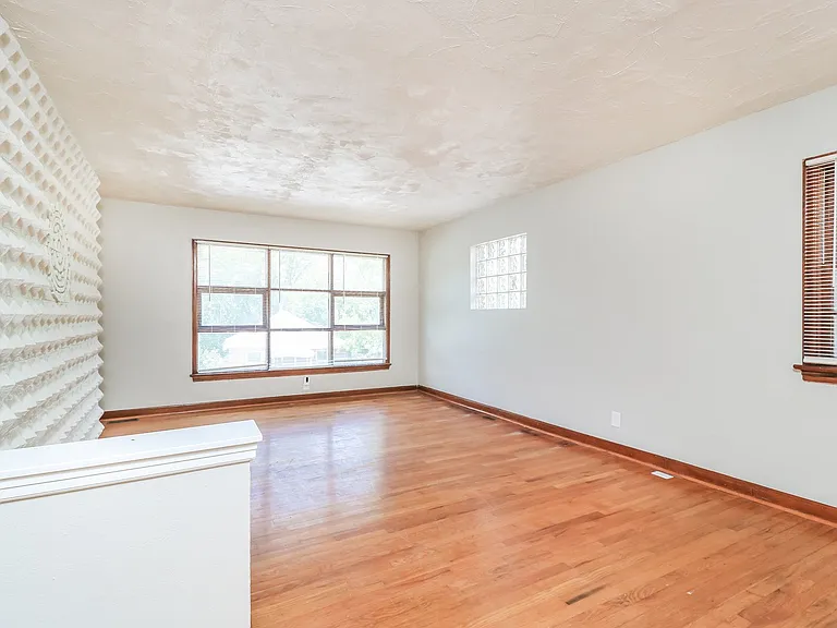 1471560_020_living_room_12892561.jpg