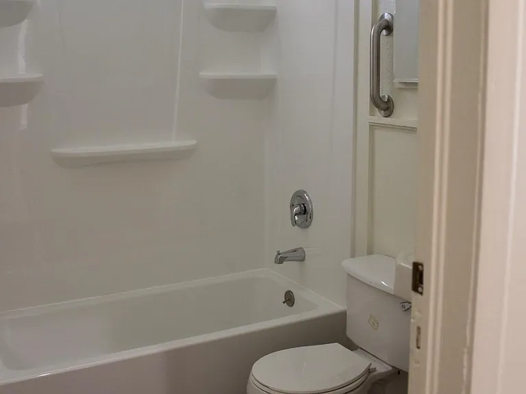 1402 N Austin St — Photo 9