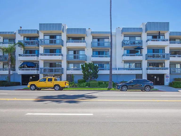 Riviera Vista Apartments — Photo 12