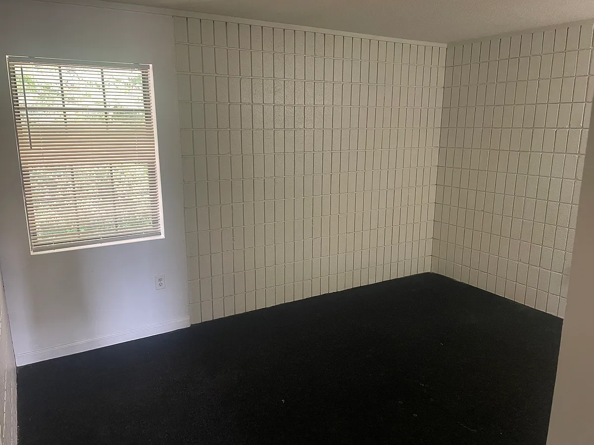 bedroom - 782 W James St