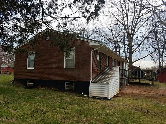 2nd image of 401 Rosewood Ave