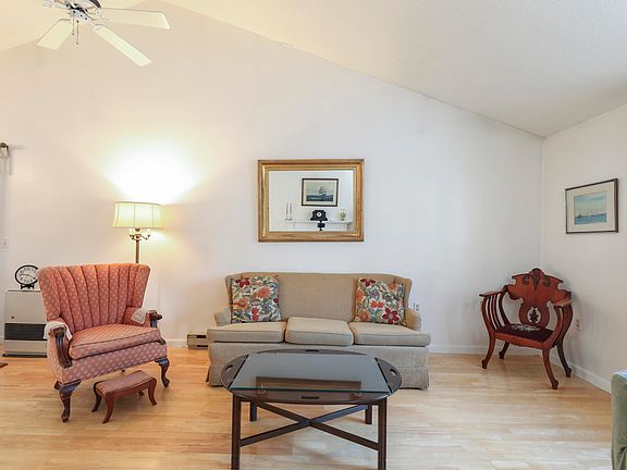 5th image of 18 Oakview Drive #18
