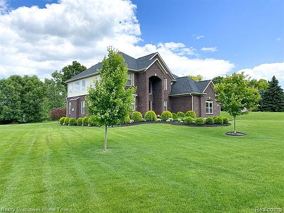 4th image of 9339 Oakmont Dr
