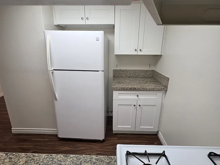 344 W Chevy Chase Dr #7 — Photo 2