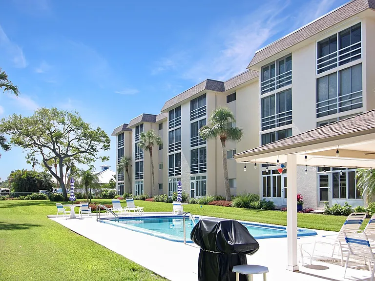 995 Laguna Dr #305 — Photo 16