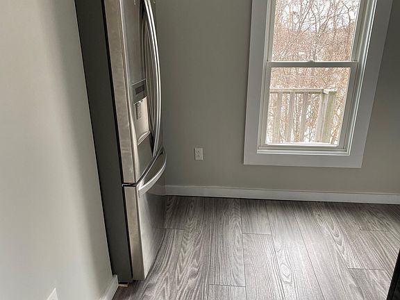 4th image of 392 Saint John St #3