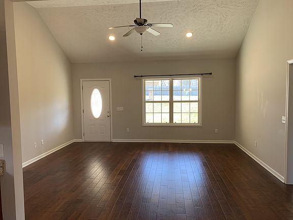 3rd image of 302 Shelby Cir