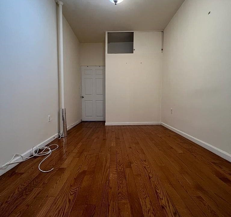 1st image of 3007 42nd St