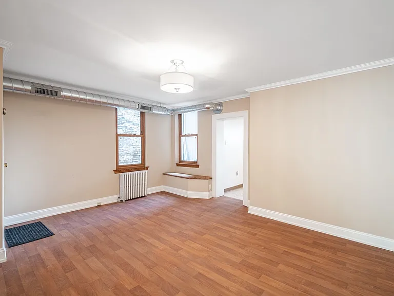 2407 Sarah St — Photo 7