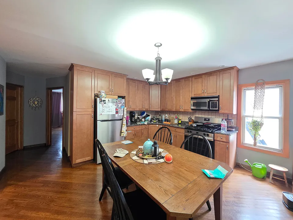 189 Bay 28th St #2