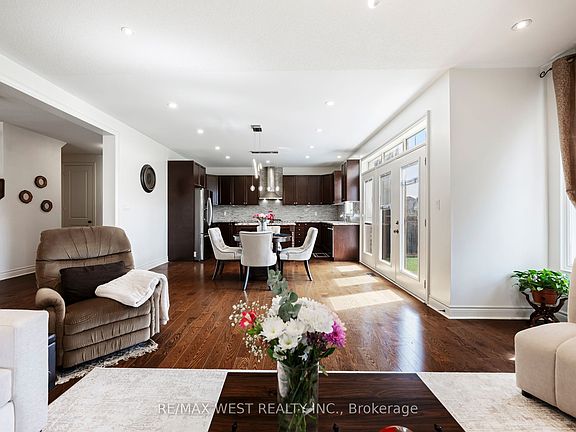 5th image of 10 Stonegate Ave