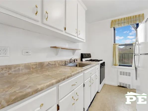 2425 Haring Street image 17 of 28