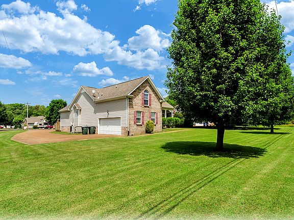 3rd image of 606 Hunterwood Dr