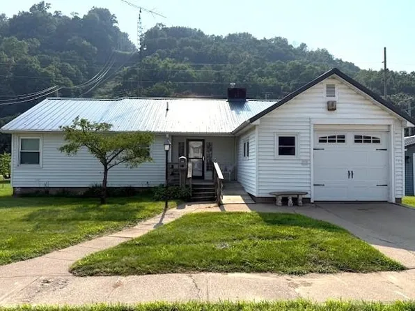 702 N 2nd St, Bellevue, IA 52031