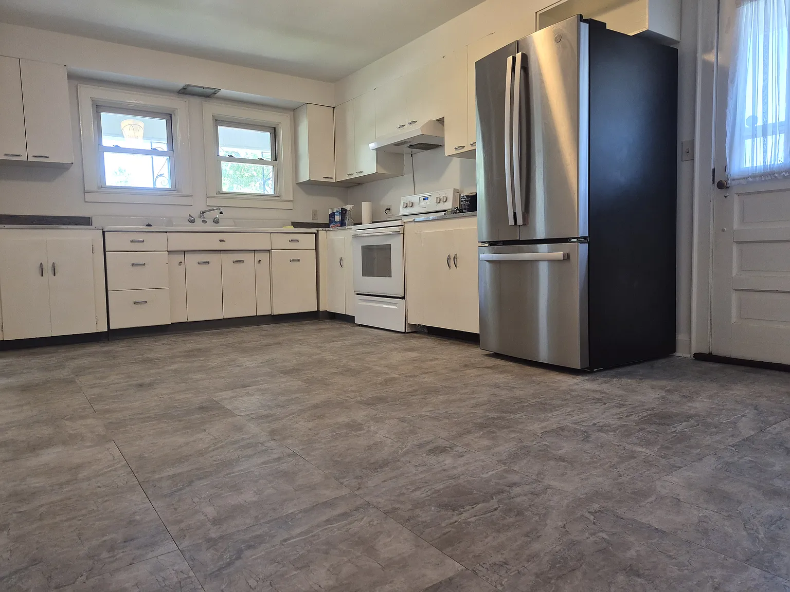 3 bed, 1200 sqft, $1,700 — Photo 2