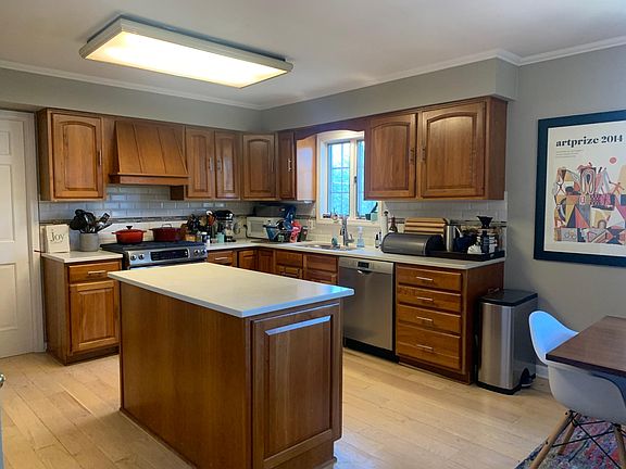 2nd image of 2121 Elmwood Dr SE