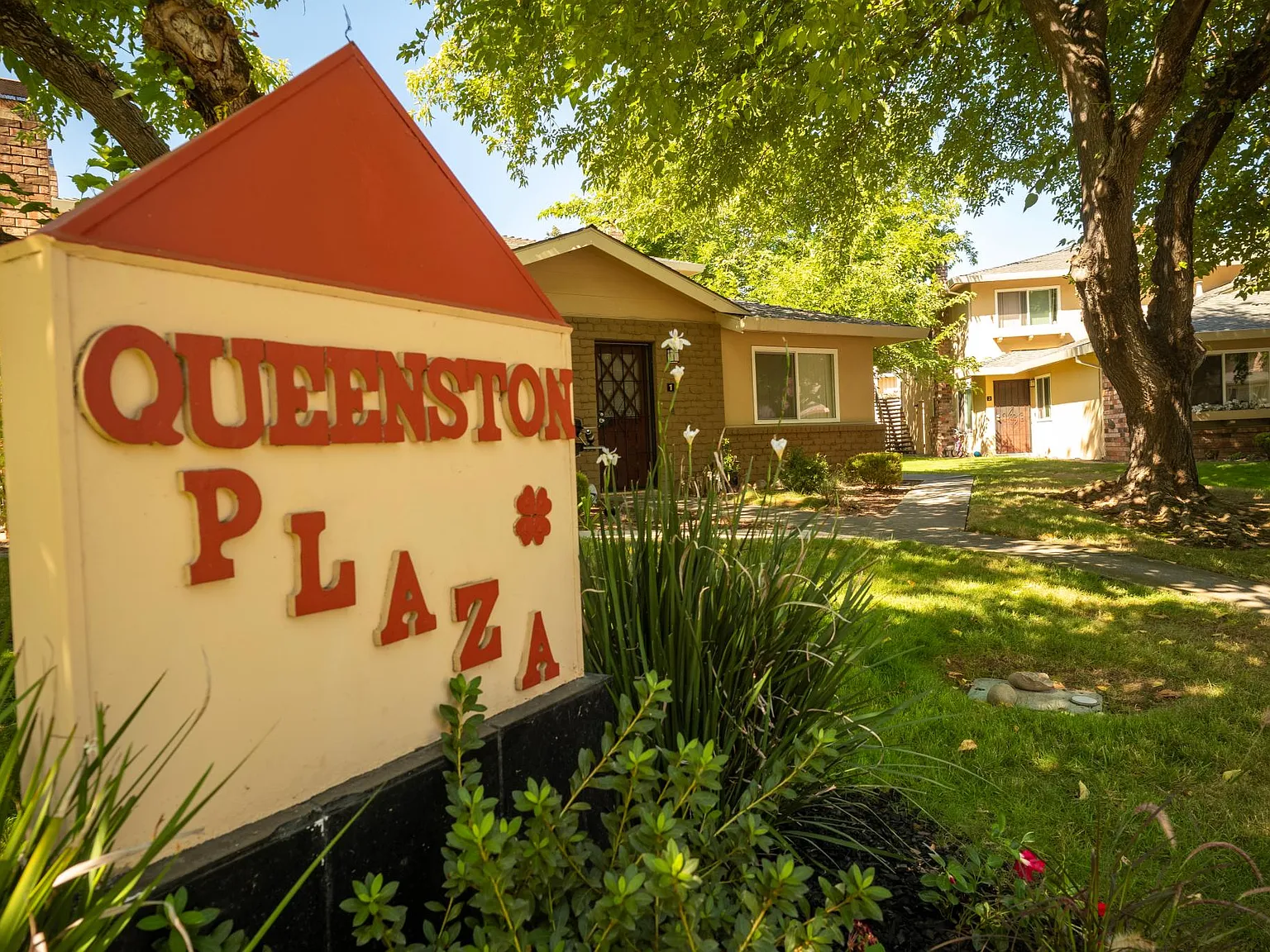 Queenston Plaza — Photo 3