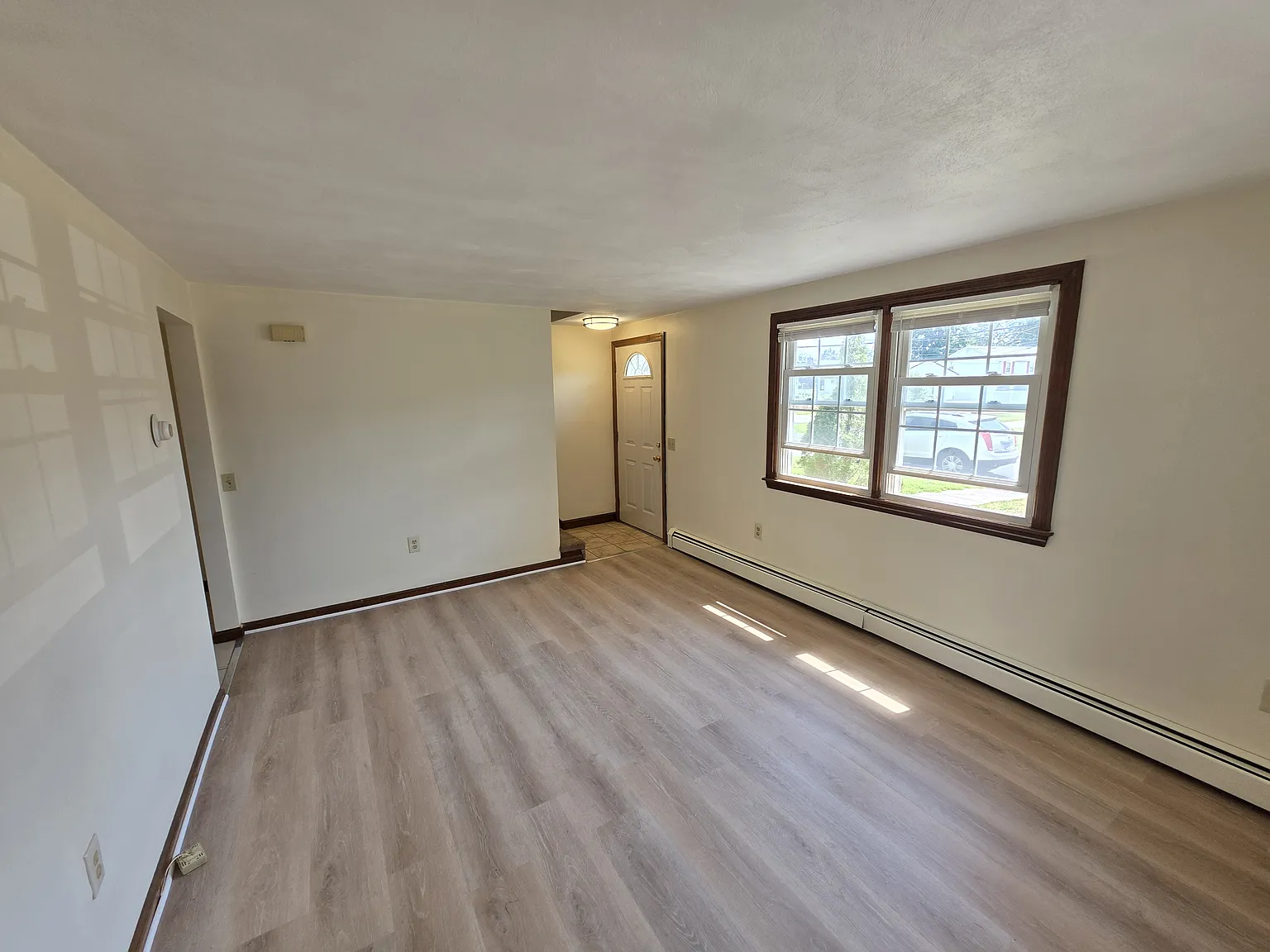  19 Wamsetta Ave 2-Floors 2b/1b Renovated! Yard! 1petok Laundry! Prkg — Photo 3
