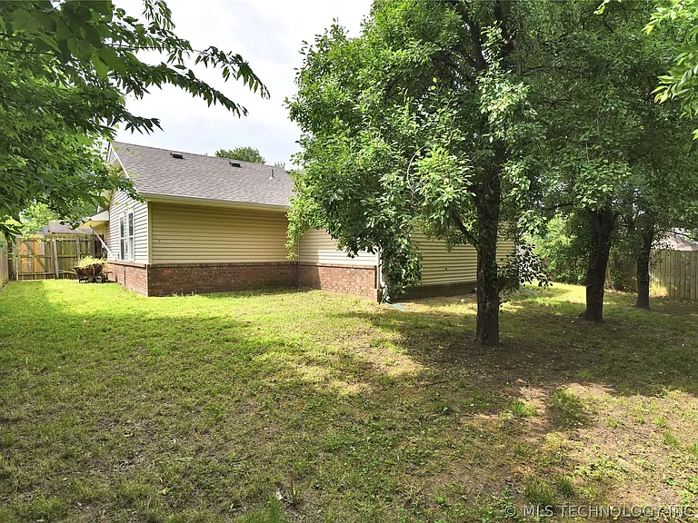 1339 E 138th Pl — Photo 23