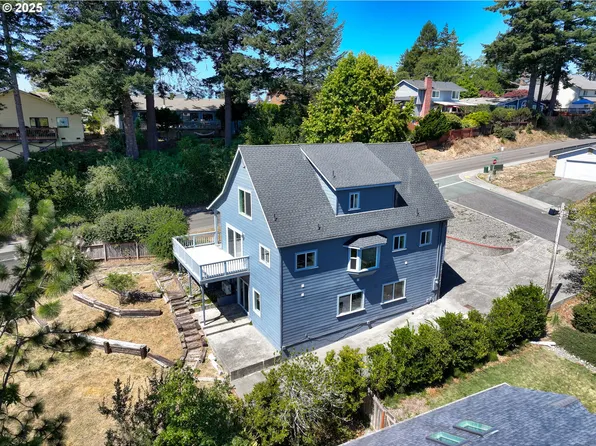 808 5th St, Brookings, OR 97415