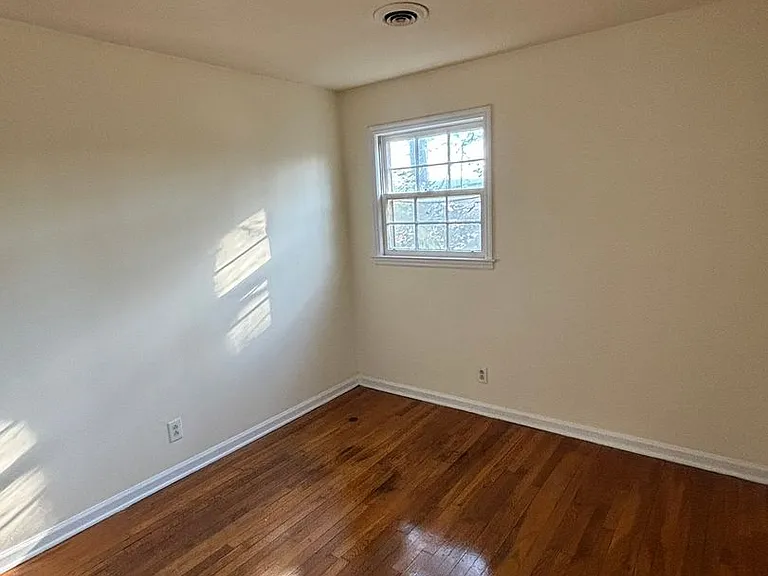 209 Mayfair Dr — Photo 2