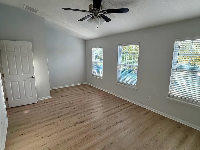 13305 Solar Dr — Photo 13