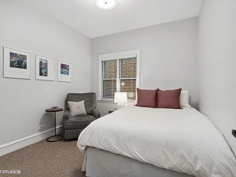 1919 N Wood St #1R — Photo 5