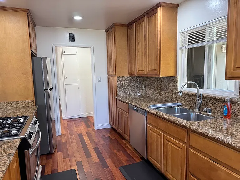 Whitethorne Dr — Photo 4