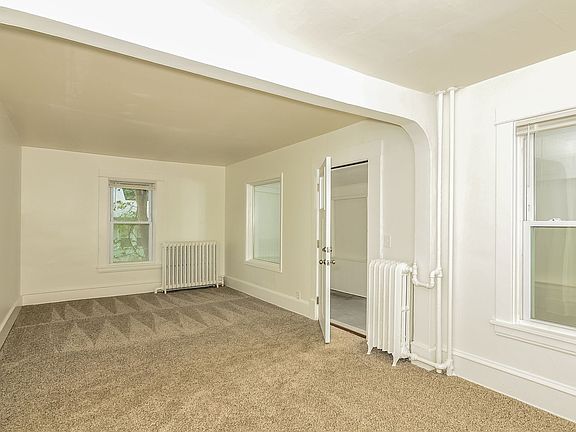 5th image of 250 Irving Ave N
