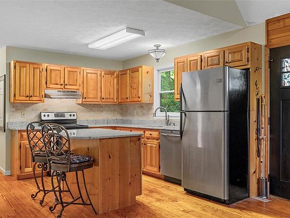 5th image of 1083 Mountain Oak Rd