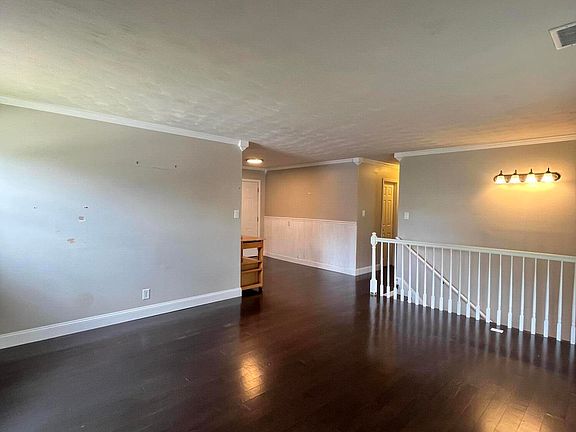 3rd image of 305 Grandeur Dr