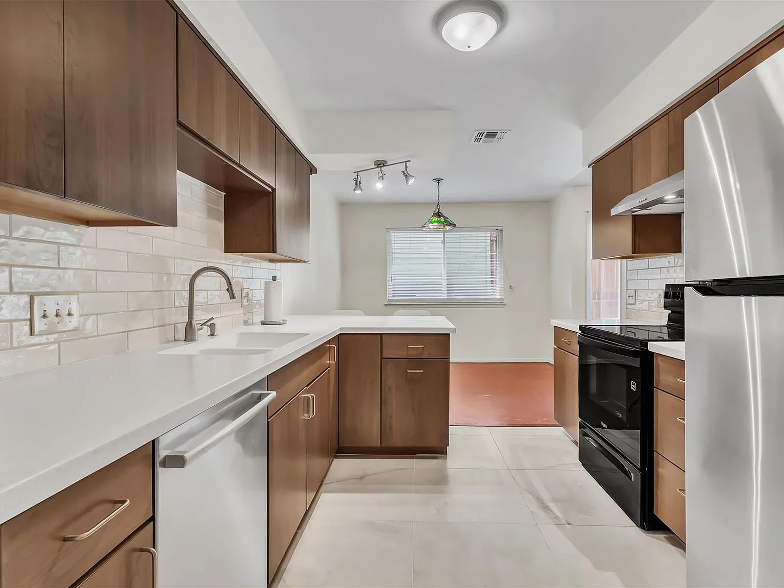 2 bed, 2.0 bath, 1079 sqft, $1,950 — Photo 4