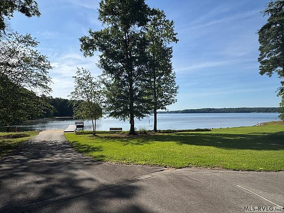 5th image of 135 Edgewater Dr