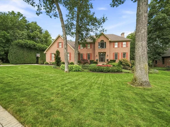 39 Edinburgh St, Valparaiso, IN 46385