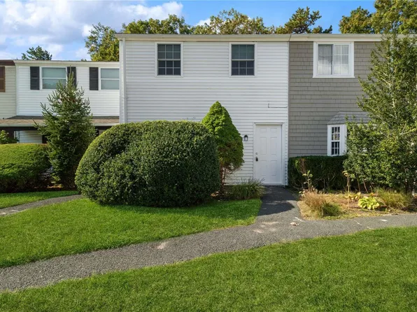 219 Hill Rise #219, Calverton, NY 11933