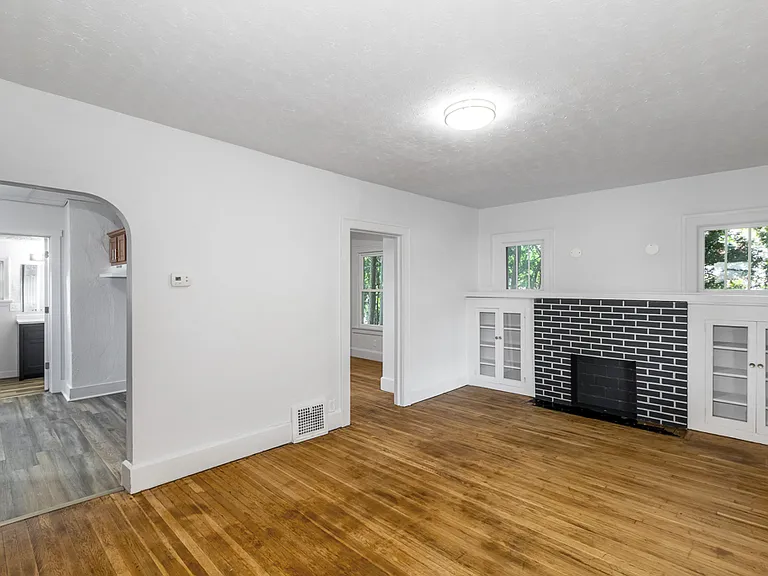 1273 Greenfield Ave SW — Photo 4