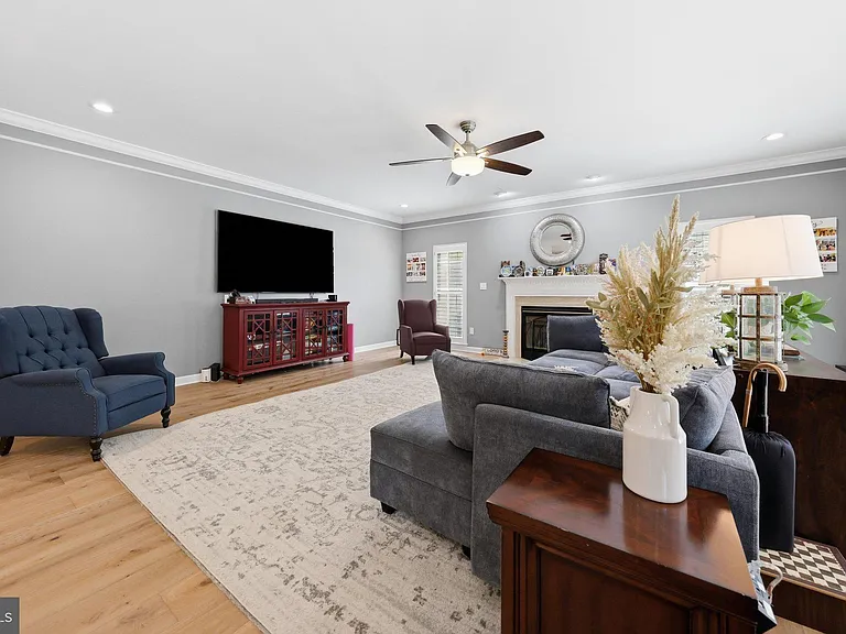 3852 Glasgow Way — Photo 15
