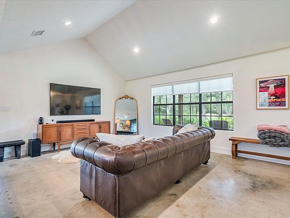 4th image of 160 Shady Oaks Dr