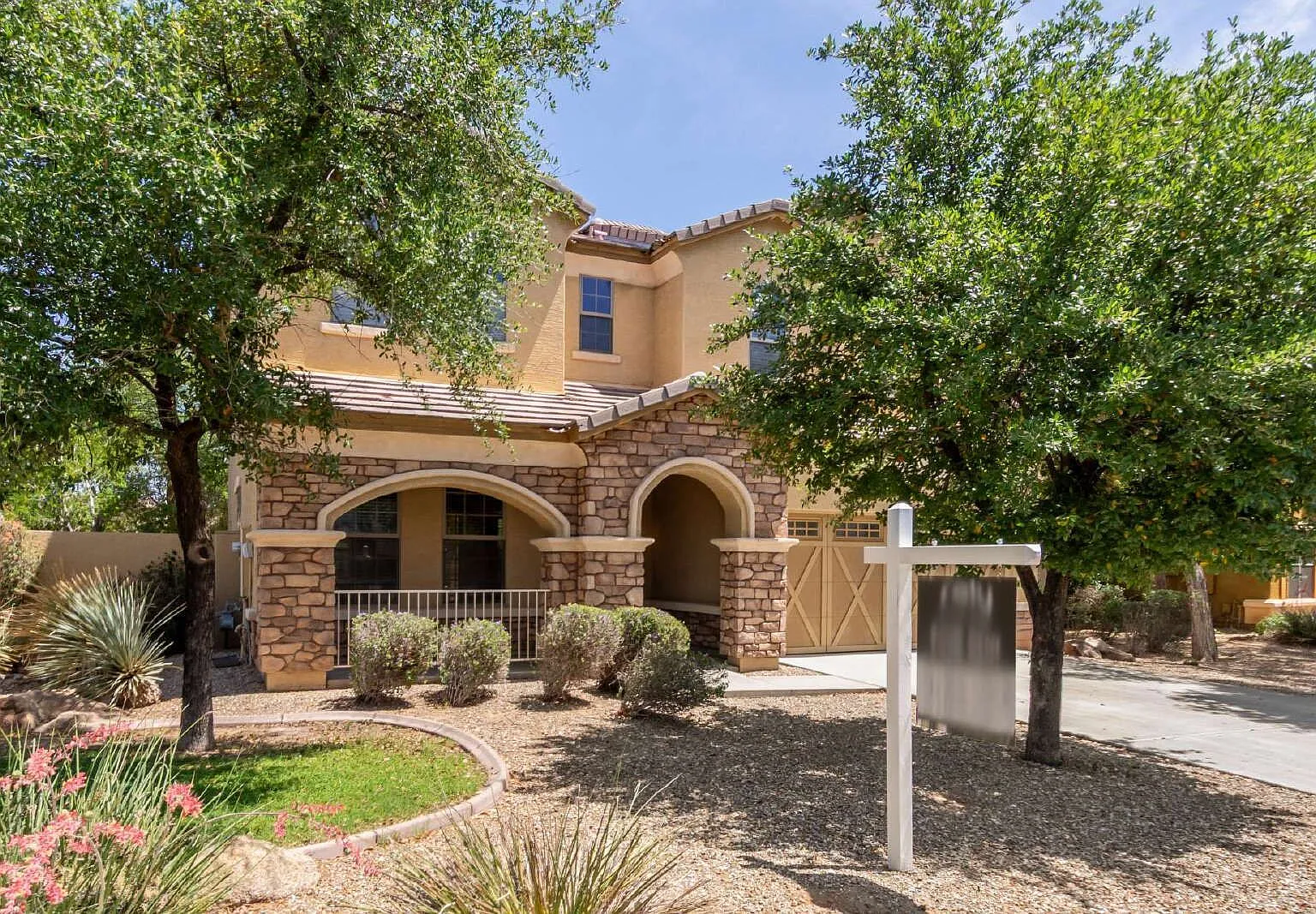 3 bed, 2.5 bath, 2417 sqft, $2,295 — Photo 4