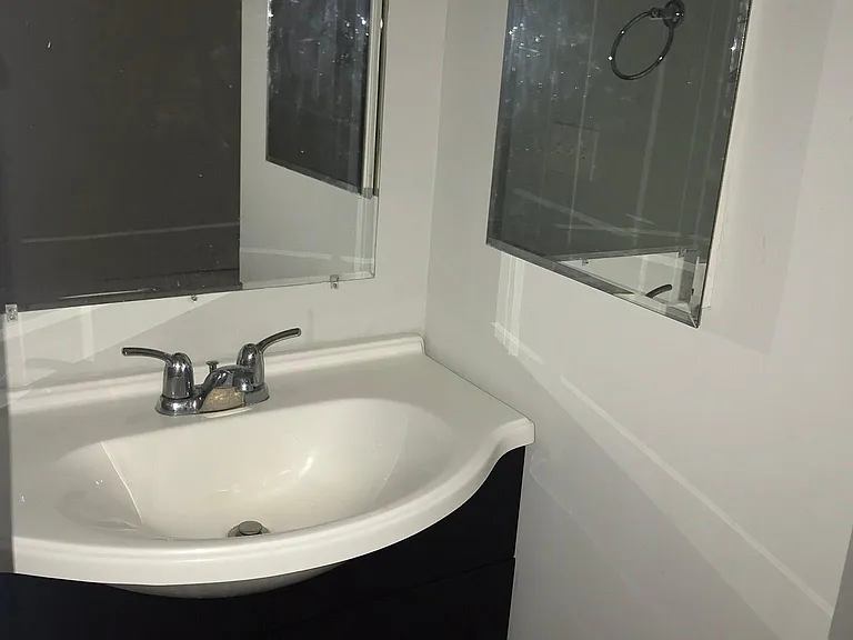 Lower level bath (en suite)